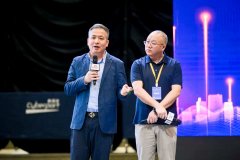 有些人并不坐正在聚光灯